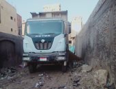 الجيزة: ضبط سيارة تلقى الأتربة والمخلفات بحرم الطريق الدائرى بالبراجيل