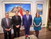 وزير الصحة يستقبل نظيره الكوبى بمطار القاهرة الدولى