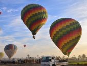 تحليق 48 رحلة بالون طائر على متنها 960 سائحا بالأقصر.. صور