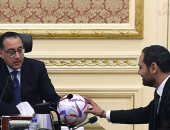 رئيس الوزراء يجتمع بممثلى شركة "فورورد إيجيبت" المُشاركة فى تصنيع الكُرة الرسمية لمونديال 2022
