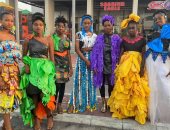 نشطاء المناخ فى نيجيريا يصنعون أزياء من القمامة لمحاربة التلوث.. صور