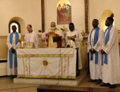 رئيس الكنيسة الأسقفية يصلى قداسًا ويمنح ترخيصا للخدمة لخادمين سودانيين