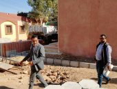 محافظ سوهاج يتابع تطوير ورفع كفاءة قريتى النسيج اليدوى بحى الكوثر.. صور