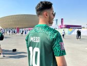 كأس العالم 2022.. مشجع سعودي بقميص السعودية واسم ميسي قبل مواجهة الأرجنتين