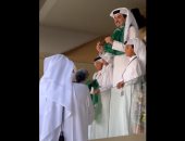 أمير قطر يرتدي وشاح المملكة العربية السعودية في مباراة الأرجنتين.. صور