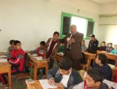 وكيل تعليم بني سويف يفاجئ مدارس سمسطا ويحيل مدير مدرسة للتحقيق 