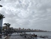 سحب كثيفة تغطى سماء الإسكندرية وتحذيرات بهطول أمطار.. صور وفيديو