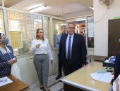 نائب رئيس جامعة عين شمس يتفقد عملية سحب وتقديم استمارات الانتخابات الطلابية 