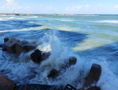 نوة "باقى المكنسة" تضرب الإسكندرية.. وارتفاع الأمواج يصل 3 أمتار.. صور