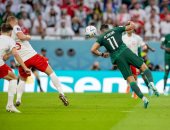 ليفاندوفسكي يعزز تقدم بولندا بهدف ثانٍ أمام السعودية بالدقيقة 82.. فيديو