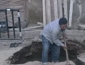 ردم حفرة كبيرة نتيجة هبوط أرضي بسبب التنقيب عن الآثار بسمنود في الغربية