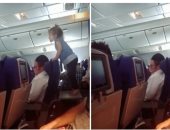 شاهد.. طفلة مشاغبة تزعج ركاب طائرة طول مدة الرحلة
