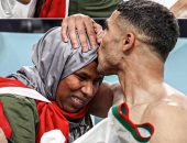 كأس العالم 2022.. أشرف حكيمى يحتفل بفوز المغرب بتقبيل رأس أمه