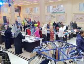 تنظيم معرض لتوزيع الملابس الجديدة لدعم الأسر الأولى بالرعاية بقرية الجابرية بالمحلة