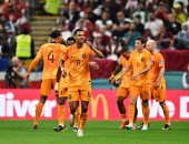 منتخب هولندا يحسم تأهله لدور الستة عشر بكأس العالم بثنائية ضد قطر