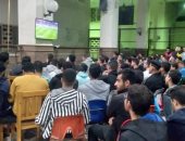 طلاب جامعة القاهرة يشاهدون مباريات كأس العالم بالمدينة الجامعية.. صور 