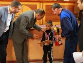محافظ كفر الشيخ يكرم أصغر طفلة حاصلة على بطولة أفريقيا في الكونغ فو