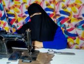 رانيا فتاة بسوهاج تحدت الإعاقة بالتعليم والعمل 12 ساعة على ماكينة خياطة.. فيديو وصور