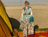 عارضة أزياء أسترالية شهيرة تستمتع بدفء الشتاء بالبالون الطائر بالأقصر