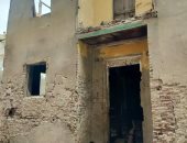 إزالة عقار يمثل خطورة داهمة بحى خامس فى دمياط