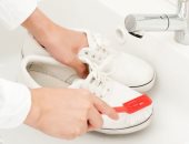 نصائح بسيطة لتنظيف الحذاء الأبيض.. خطوات سهلة والمكونات موجودة فى مطبخك