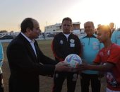 الرئيس السيسى يوقع على كرة أحد مواهب برنامج كابيتانو مصر 