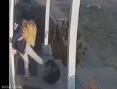 شجاعة أم أمريكية تنقذ طفلتها من هجوم "راكون" مسعور أمام المنزل.. فيديو
