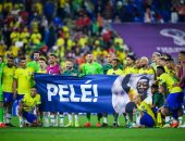 لاعبو البرازيل يدعمون بيليه بعد اكتساح كوريا الجنوبية في كأس العالم.. فيديو