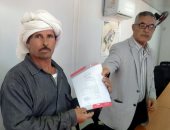فريق من القوى العاملة بشمال سيناء يتفقد مواقع العمل ويسلم العمال وثائق التأمين.. صور