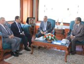 محافظ سوهاج يبحث المشروع القومى للرعايات المركزة والحضانات