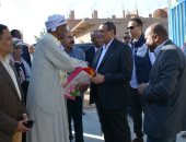 أهالى النوبة يقدمون هدية لوزير التنمية المحلية خلال تفقده مشروعات حياة كريمة