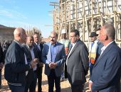 وسط فرحة أهالى النوبة.. وزير التنمية المحلية ومحافظ أسوان يتفقدان مشروعات حياة كريمة.. الوزير يستمع لطلب أحد المسنين ويستجيب له.. والأهالى يؤكدون: المبادرة الرئاسية شاهد عيان على إنجازات الجمهورية الجديدة.. صور