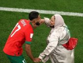اللقطة الأعظم في المونديال.. والدة بوفال ترقص معه على أرض الملعب بعد الفوز على البرتغال