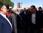 مواطن مسن يشكر رئيس الوزراء خلال زيارته لمساكن ناصر على أعمال التطوير بالمنطقة