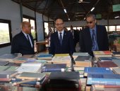 رئيس جامعة أسيوط يشهد افتتاح معرض بيع الكتب القديمة.. صور