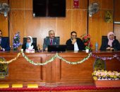 آداب جامعة سوهاج تنظم ندوة حول دور علم النفس في رعاية ذوى الهمم.. صور