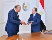 الرئيس السيسي يستعرض مع وزير الخارجية التقرير التنفيذى الأول للاستراتيجية الوطنية لحقوق الإنسان.. ويعرب عن تقدير الحكومة المصرية للمجتمع المدنى.. ويوجه باستمرار جهود بناء القدرات لكافة العاملين فى أجهزة الدولة