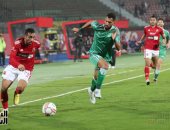 الشناوي يتصدى لركلة جزاء محمود علاء فى مباراة الأهلى والاتحاد السكندري