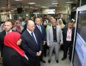 محافظ القاهرة يتفقد مركز إصدار تراخيص المحلات بحى النزهة