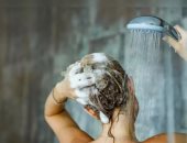 الماء البارد أم الساخن أيهما أفضل لغسل شعرك؟ لو محتار اعرف الاختيار الأمثل