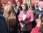 وزيرة التضامن ومحافظ الأقصر يسلمان 30 منزلا و30 مركب صيد لأهالى قرية الفارسية