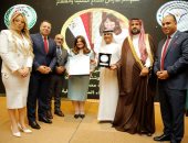 المؤتمر الدولى لصناع التنمية يمنح وزيرة الهجرة جائزة "العطاء المتميز".. صور