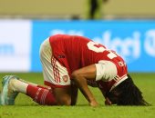 محمد الننى يحتفى بفوز أرسنال على ميلان فى كأس سوبر دبى