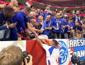 المغرب ضد فرنسا.. مبابي يعتذر لأحد المشجعين بعد صدمه بالكرة خلال الاحماء "صور"