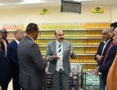 محافظ أسوان: تشكيل لجان مشتركة لمراقبة الأسواق والسيطرة على الأسعار