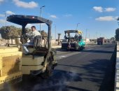 مديرية الطرق بالإسماعيلية تبدأ أعمال فرش الطبقة الأسفلتية بالطريق الدائرى.. صور