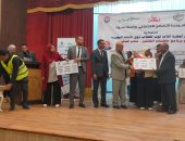 توزيع أجهزة لاب توب للطلاب ذوى الهمم بجامعة أسوان