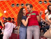 مشجع لبناني يتقدم لخطبة صديقته فى مدرجات مباراة المغرب وكرواتيا.. فيديو وصور