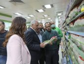 محافظ الجيزة يقود حملة مكبرة لمتابعة توافر السلع بالأسواق وضبط الأسعار.. صور