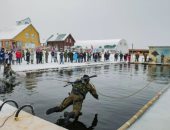 أرقام قياسية فى مهرجان البرد الروسي.. السباحة بالمعدات العسكرية في الماء الجليدي